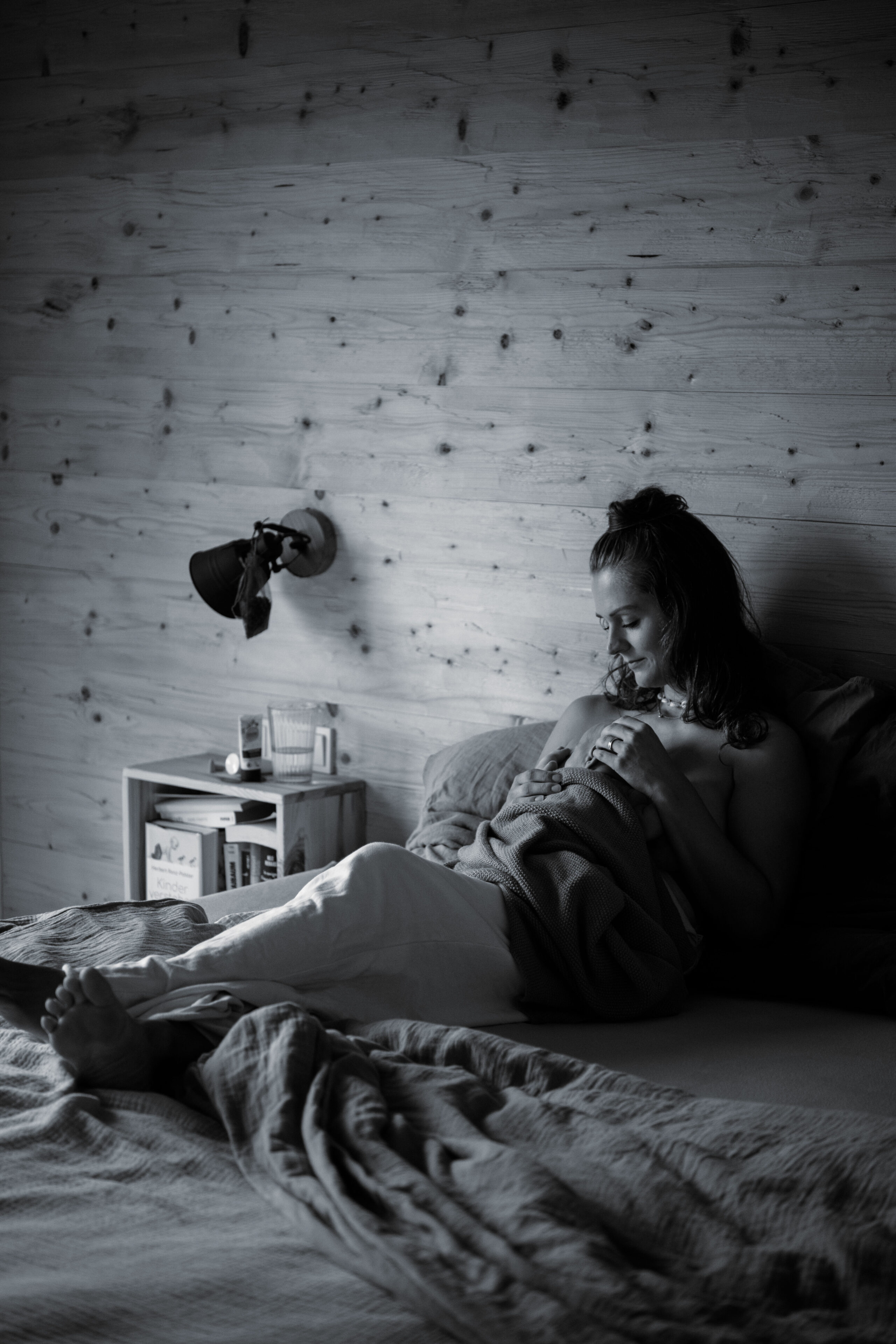 Mama bondet mit ihrem Baby im Schlafzimmer- Wochenbett Reportage in Ingolstadt