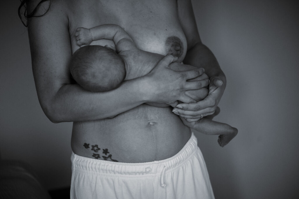 Mama stillt ihr Neugeborenes auf dem Arm – Wochenbett Reportage in Ingolstadt
