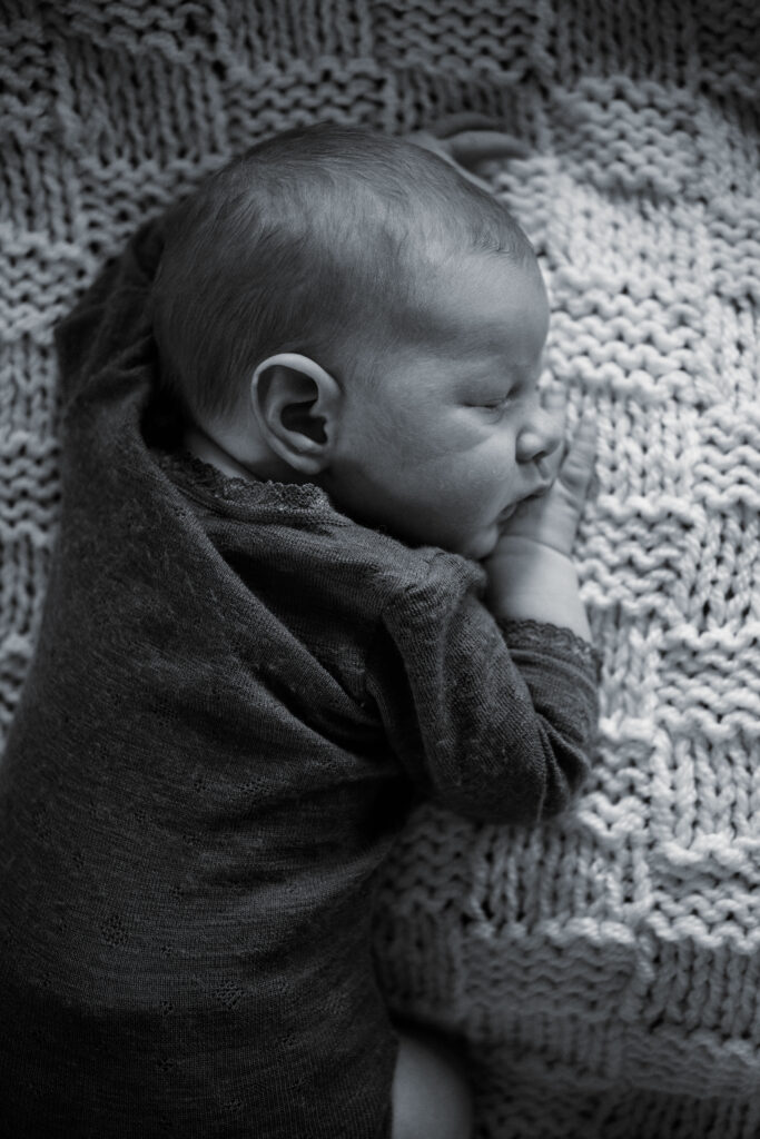Homeshooting im Wochenbett, Einzelaufnahme vom Baby Ingolstadt