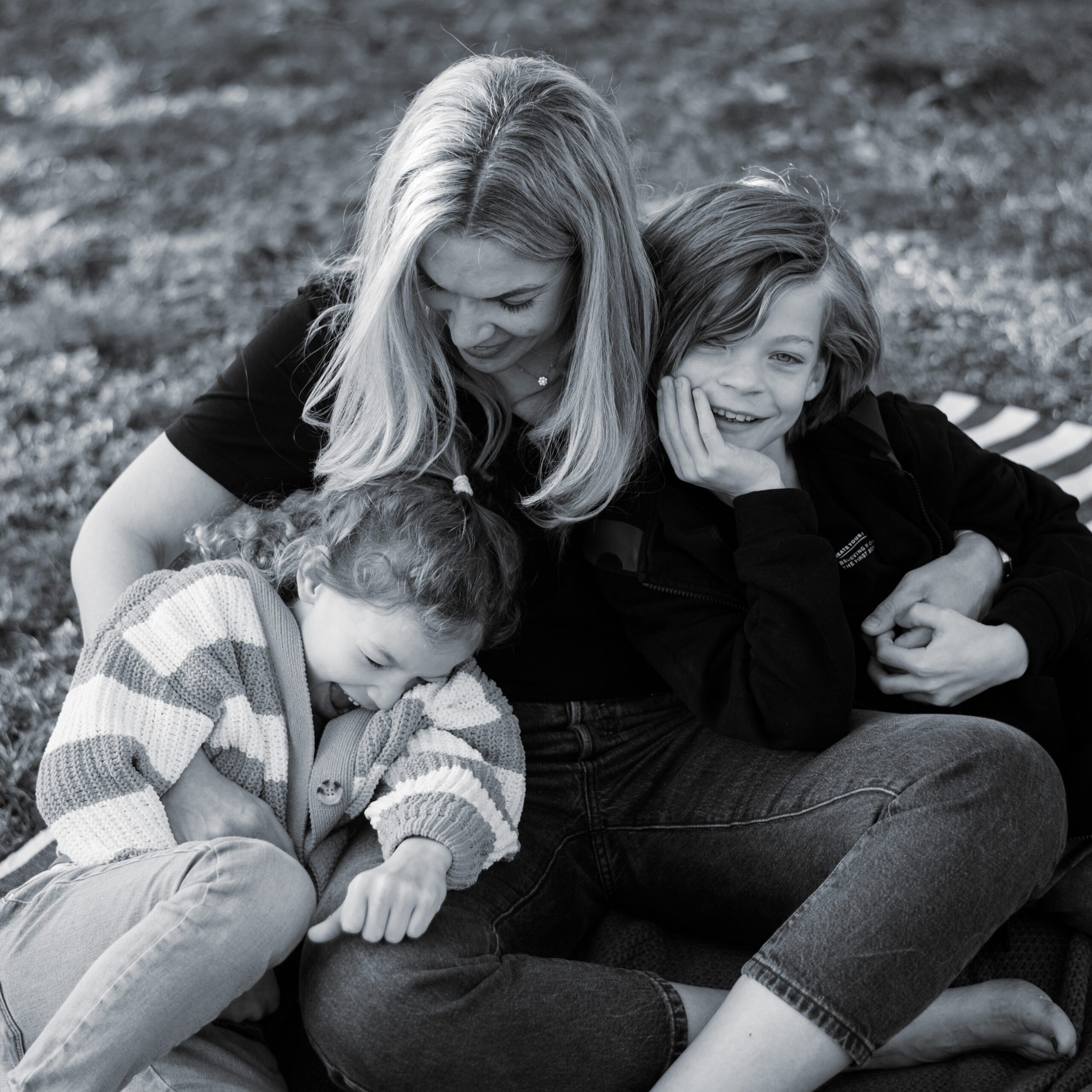 Mutter mit zwei Kindern auf Picknickdecke in der Natur bei einem Motherhood Shooting in Ingolstadt
